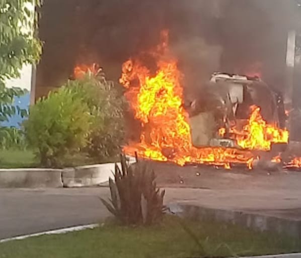 Ambulância pega fogo em frente ao Hospital de Penalva no Maranhão; causa é desconhecida