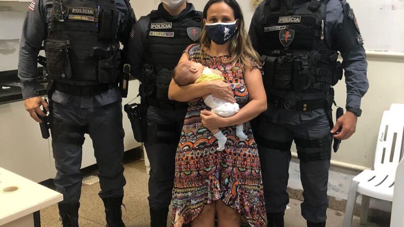 Vídeo-Bebê de 45 dias é socorrido por policiais militares  após se engasgar com leite materno