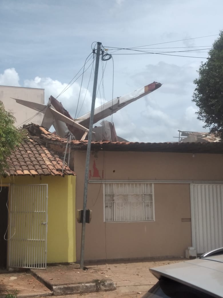 Avião de pequeno porte cai e atinge casa em Balsas MA