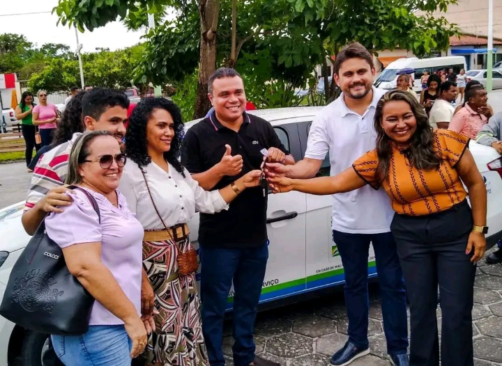 Prefeito Luis Fernando realiza entrega de veículos à população de Humberto de Campos