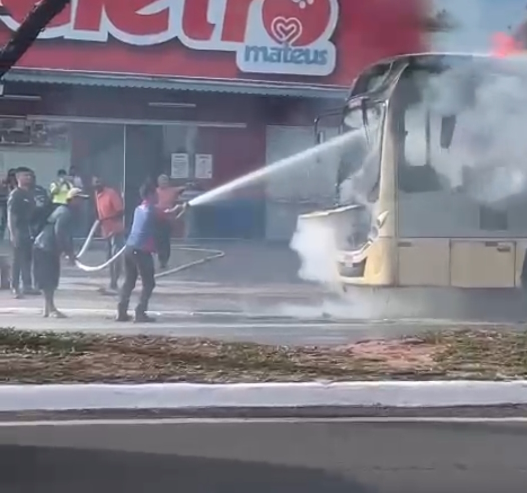 Ônibus pega fogo na Avenida Guajajaras em São Luis