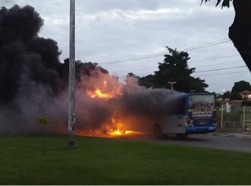 Após pegar fogo, mais um ônibus de transporte de passageiro fica totalmente destruído em São Luís