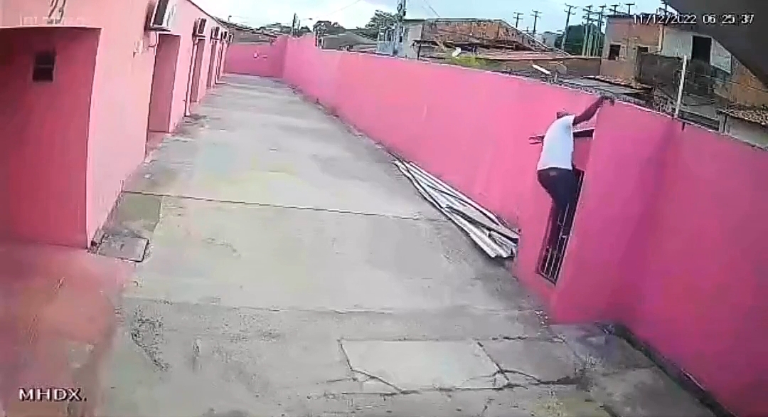 Em São Luís, homem pula muro de motel e foge sem pagar a conta;VÍDEO