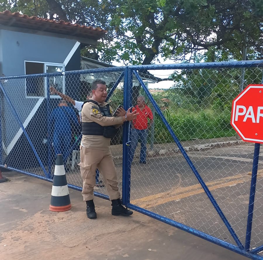 Agente da SMTT se acorrenta em portão e diz sofrer assedio moral na pasta; Vídeo