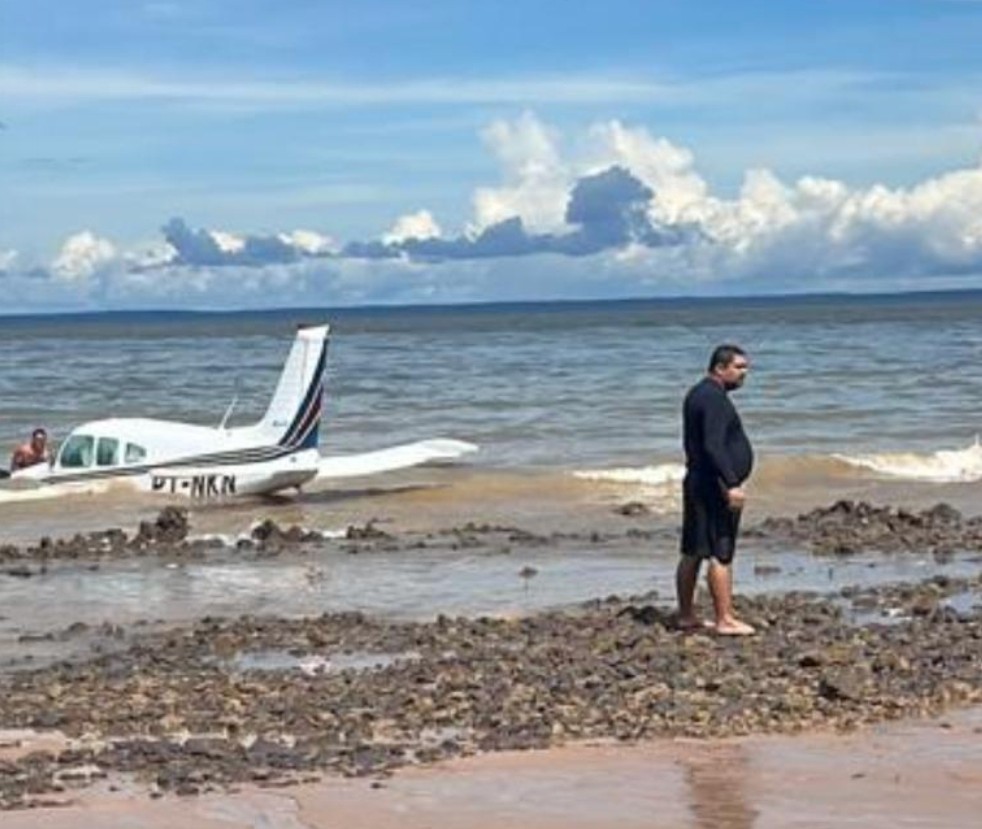 Avião de pequeno porte cai na praia de Ponta Verde, em Panaquatira (MA)