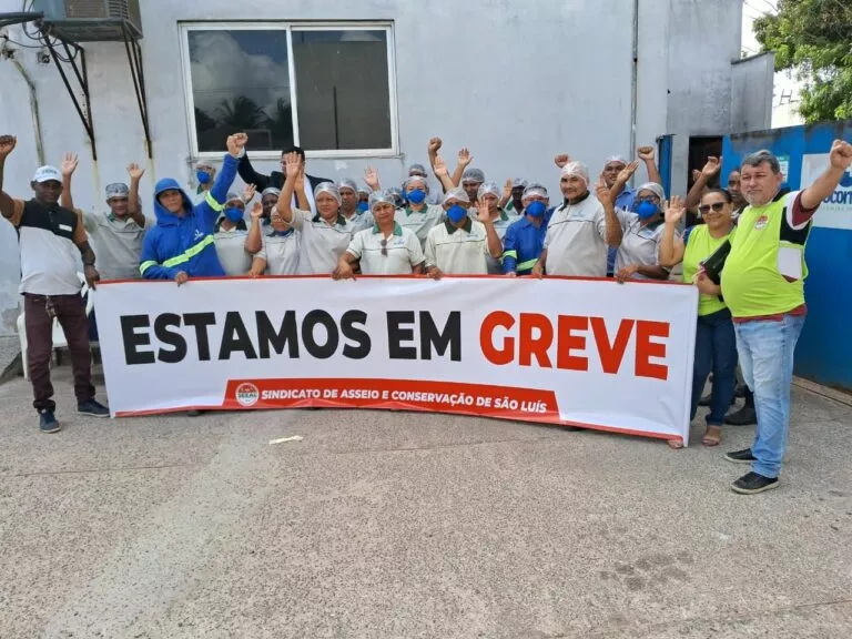Com salários atrasados, funcionários da limpeza do Socorrão II e unidades mistas paralisam atividades