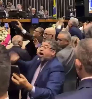 Vice-presidente do PT agride com um tapa no rosto deputado de oposição ao governo Lula; veja vídeo