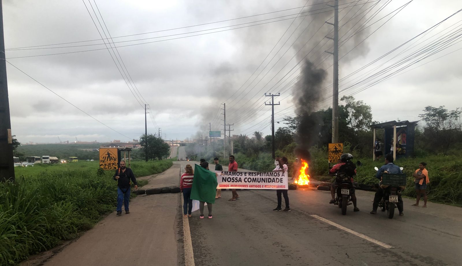 Manifestação bloqueia a BR-135 nos dois sentidos próximo a Vila Maranhão, zona rural de São Luís