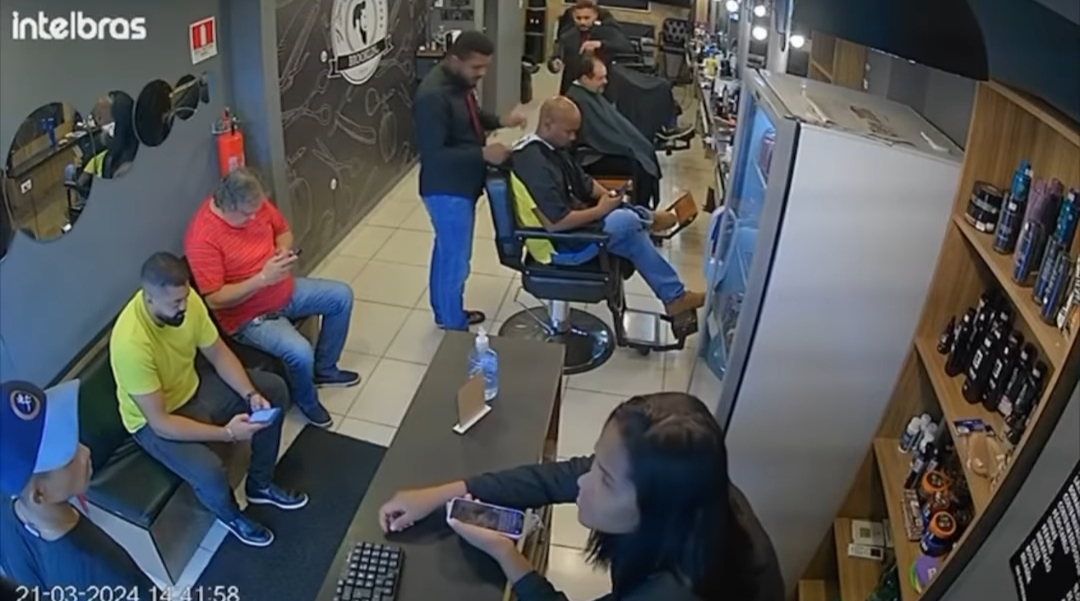Criminosos rendem clientes e funcionários de barbearia em assalto em São Luís