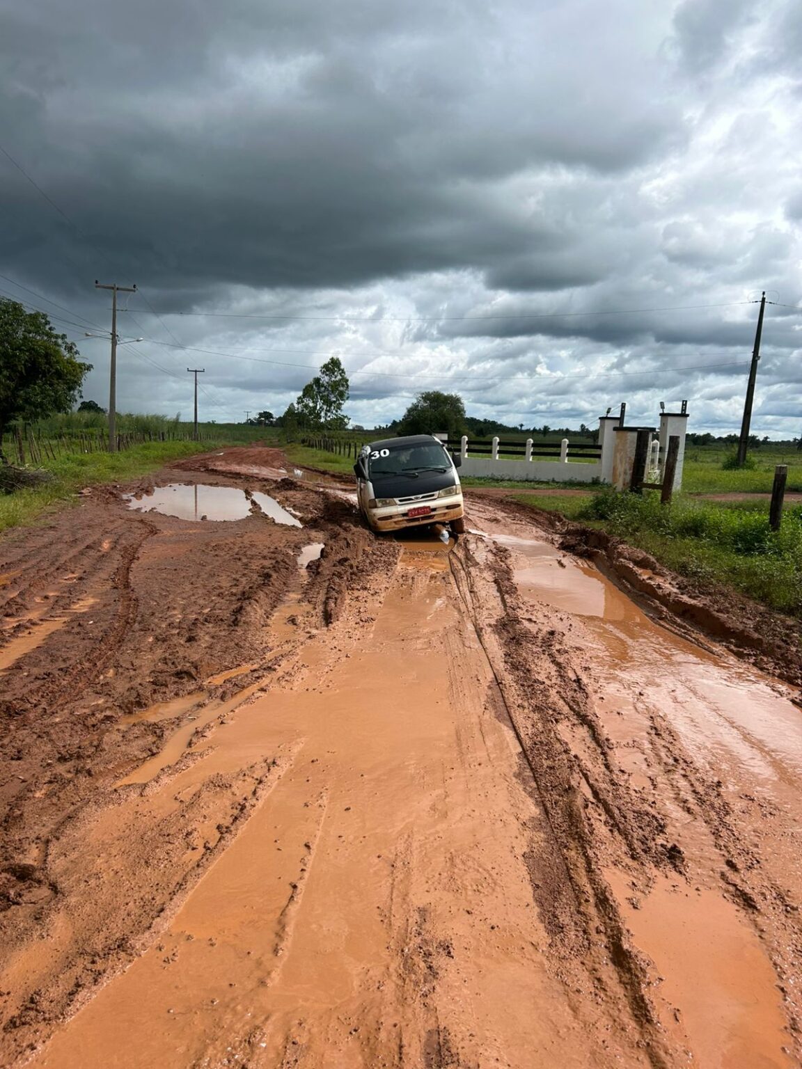 IMAGEM DO DIA: O retrato do abandono que impede crianças de estudar no povoado Santa Rita, em Codó