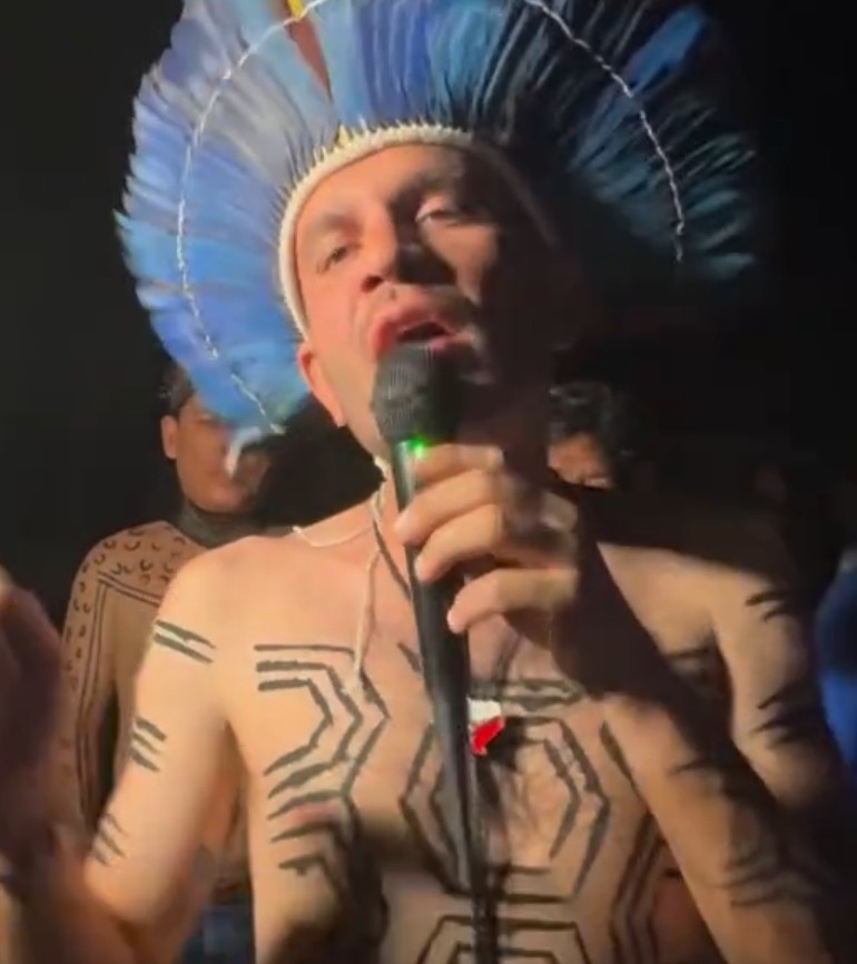 Patacoada! pelo voto, prefeito de Tuntum se pinta e veste indumentária indígena