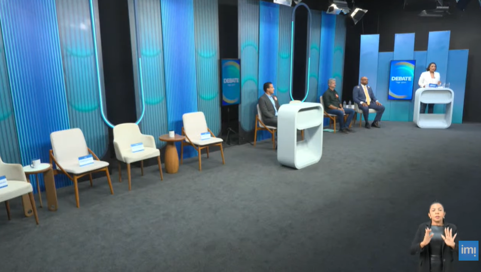 Só 3 compareceram! Candidatos ignoram debate e deixam população sem resposta