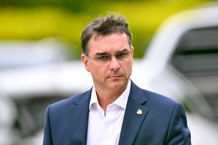 Flávio Bolsonaro defende reduzir maioridade penal para 14 anos e liberar CNH aos 16