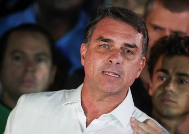 O que se sabe sobre a possível saída de Flávio Bolsonaro do Brasil após derrota nas urnas