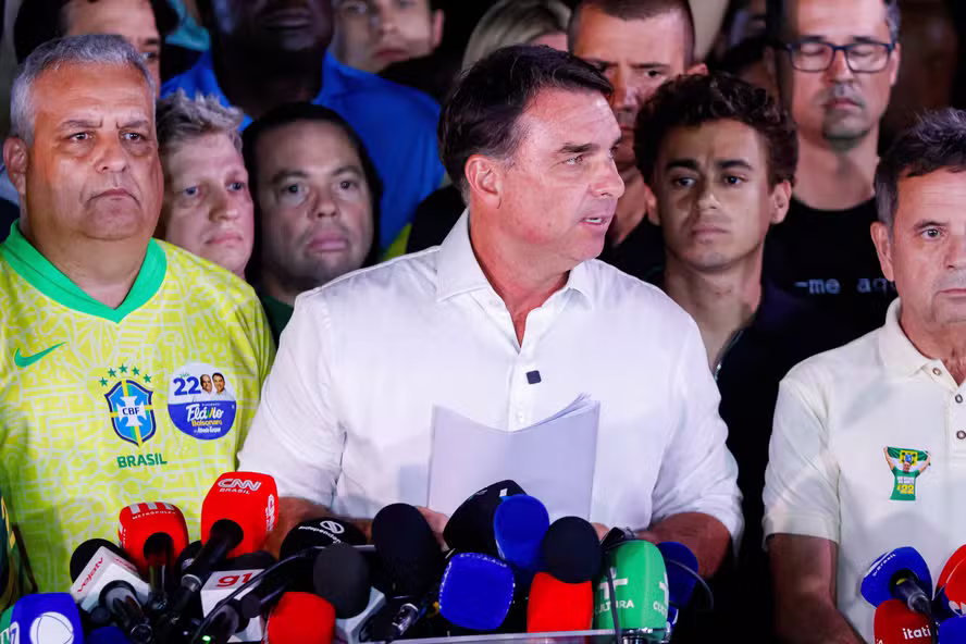 Governo argentino nega que Flávio Bolsonaro tenha pedido asilo político